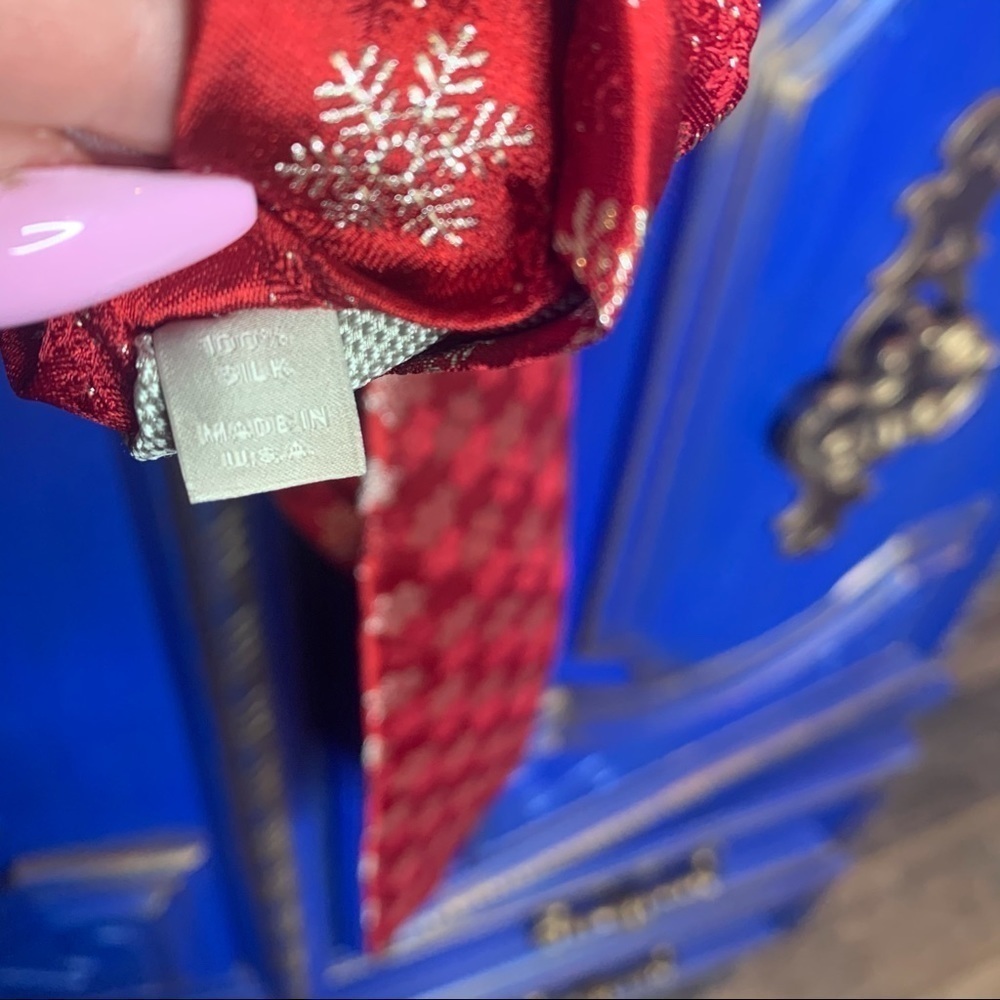 Snowflake Red Necktie Tie 100% Silk Made In USA - Picture 2 of 2